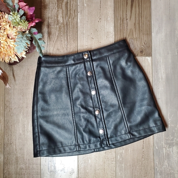 Forever 21 Black Vegan Leather Girls Mini Skirt Size 9/10 NWOT - Picture 10 of 12